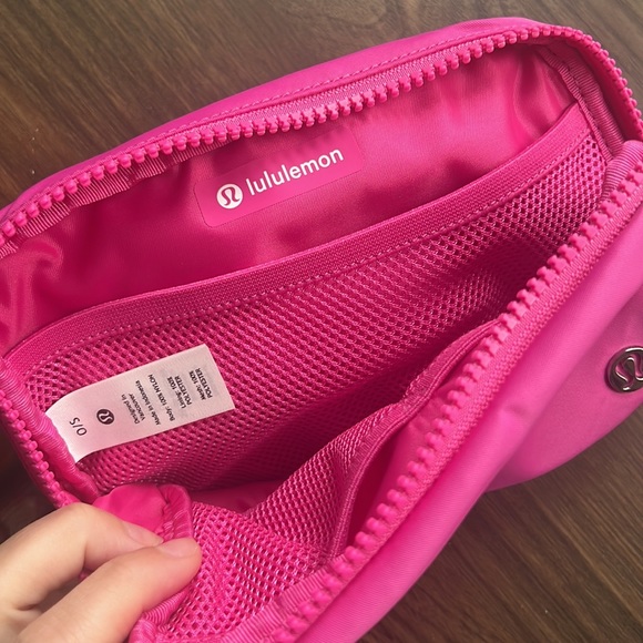 NWOT SONIC PINK LULULEMON BELTBAG - Picture 5 of 5